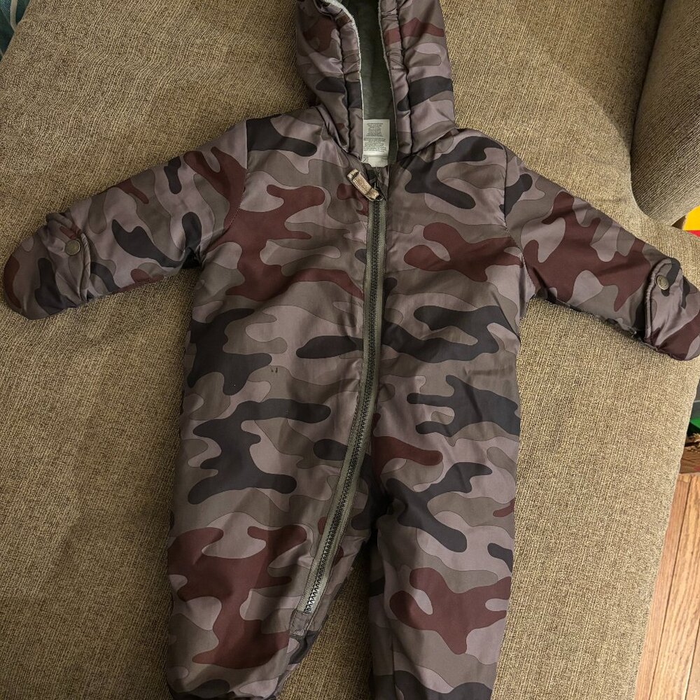 Snowsuit Carters 6-9 months